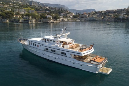 Shooting Star 35 meter motor yacht for charter with 4 cabins for 9 guests |  SNS Yacht Charter